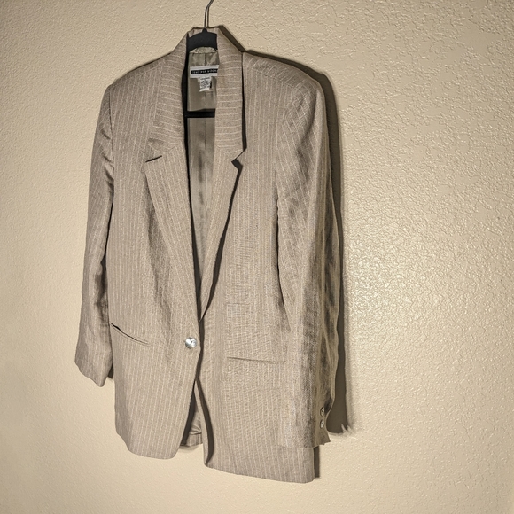Linen Minimalist Pinstripe Blazer with Abalone Shell Buttons - Picture 4 of 6